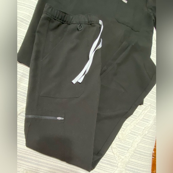 Cargo pants size medium tall. Top size medium. - Picture 3 of 6